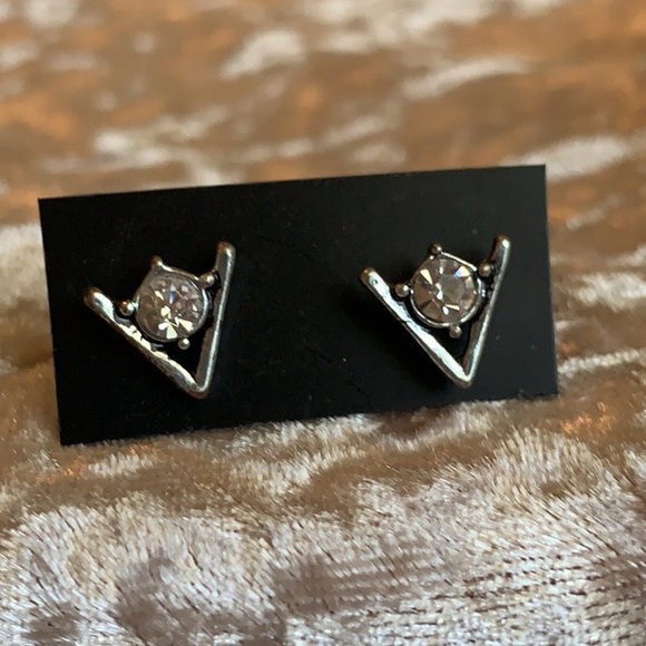 NEW 💗 V-shaped Bling Silver Stud earrings - Picture 6 of 9